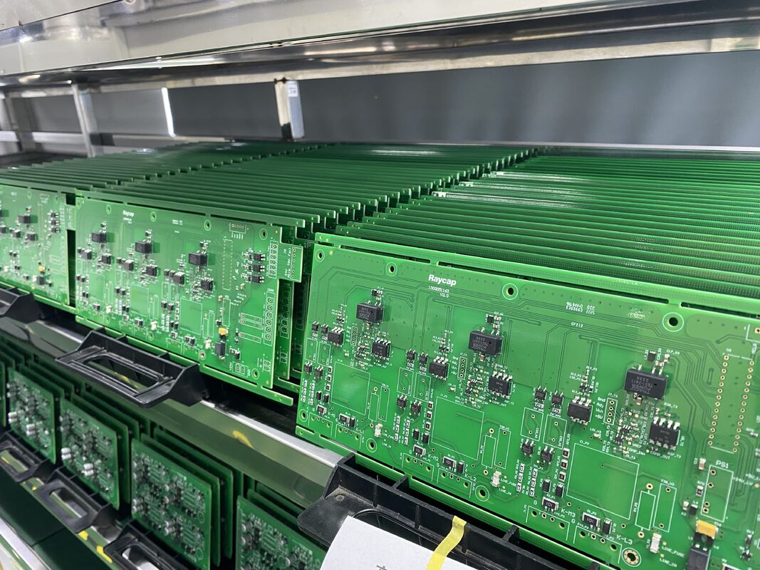 กว้างขวางหลุมขั้นต่ํา 01 มม การสื่อสาร PCB การประกอบ 6 ชั้น Tg170 และ Tg180 สูง ปรับปรุงให้ดีสําหรับอุปกรณ์สื่อสาร