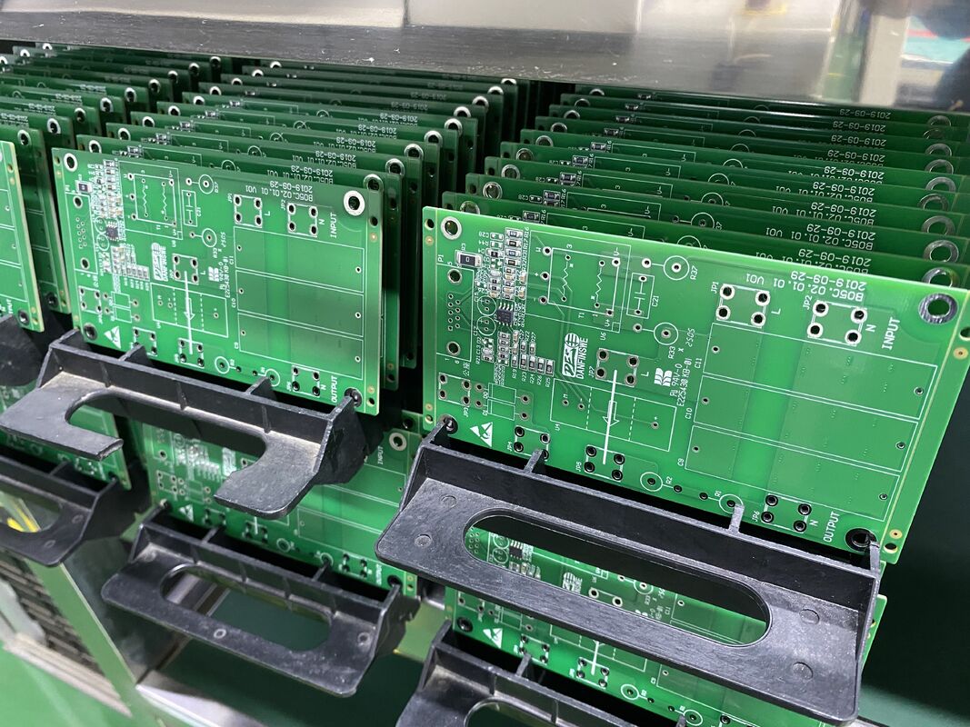 กว้างขวางหลุมขั้นต่ํา 01 มม การสื่อสาร PCB การประกอบ 6 ชั้น Tg170 และ Tg180 สูง ปรับปรุงให้ดีสําหรับอุปกรณ์สื่อสาร