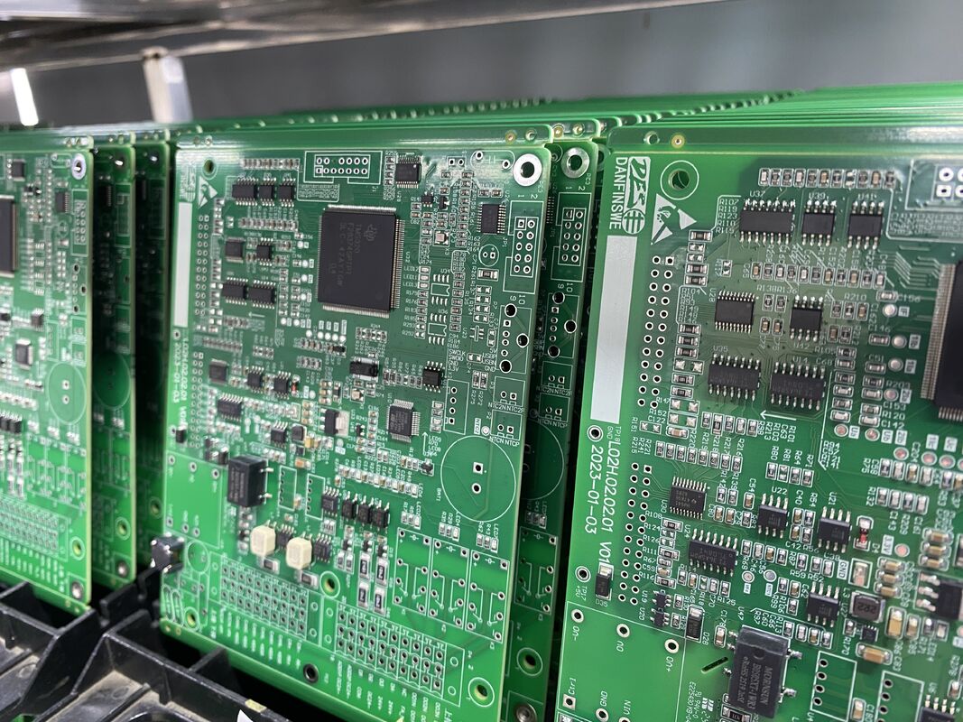 กว้างขวางหลุมขั้นต่ํา 01 มม การสื่อสาร PCB การประกอบ 6 ชั้น Tg170 และ Tg180 สูง ปรับปรุงให้ดีสําหรับอุปกรณ์สื่อสาร