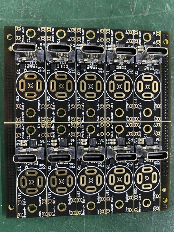 โมดูลโครงสร้างพื้นฐานการสื่อสารสีมาสก์บัดกรีสีน้ำเงิน พร้อมกล่องบรรจุภัณฑ์ด้านนอก รับประกันการขนส่งที่ปลอดภัยและการไหลเวียนของข้อมูล